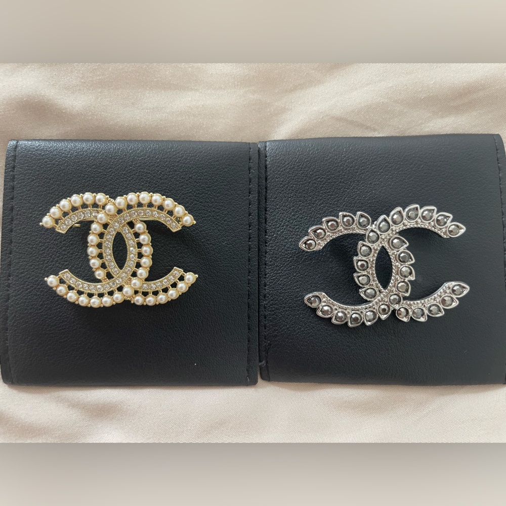 Fashion brooches